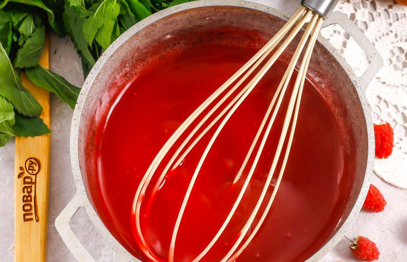 1. Этап. Малиновый топпинг: Прогрейте топпинг до необходимой густоты, помня о том, что он загустеет еще после остывания!