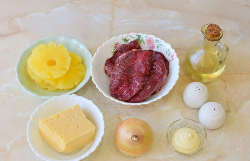 1. Этап. Телятина в духовке с ананасами: Перед началом приготовления подготовьте необходимые ингредиенты. Мясо телятины выбирайте без костей.