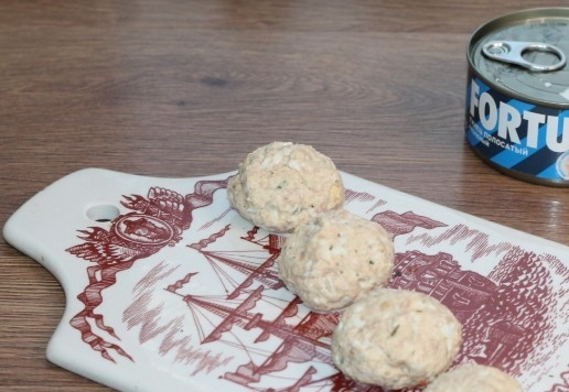 1. Этап. Гунканы с тунцом: 8. Влажными руками формируем из смеси тунца шарики.