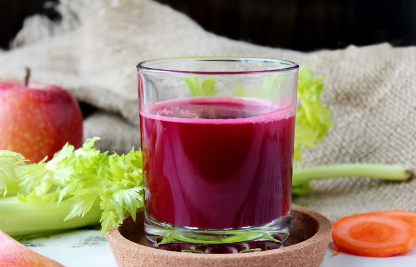 1. Этап. Свекольно-морковный сок с яблоком и сельдереем: Сразу перелейте в бокал и подавайте к столу. Напиток готов!