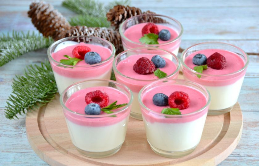 1. Этап. Десерт Неженка: Через 15-20 минут после стабилизации светлой части десерта, влейте сверху ягодный слой. Дайте десерту полностью стабилизироваться, время стабилизации десерта зависит от качества используемого желатина. Перед подачей можно украсить ягодами, кусочками фруктов. Если десерт готовился без ягодного слоя, можно посыпать сверху корицей или какао.