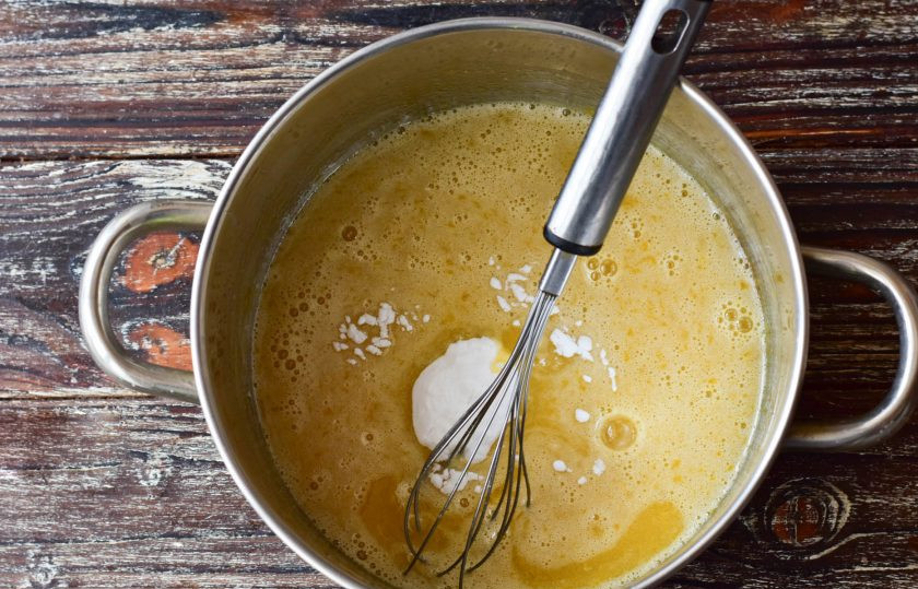 1. Этап. Медовик с орехами: Нагрейте все ингредиенты до полного их растворения. Всыпьте соду, перемешайте.