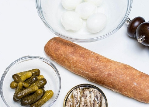 1. Этап. Бутерброды со шпротами и соленым огурцом: Подготовим необходимые ингредиенты. Сварим, остудим и очистим яйца. Откроем банку со шпротами.