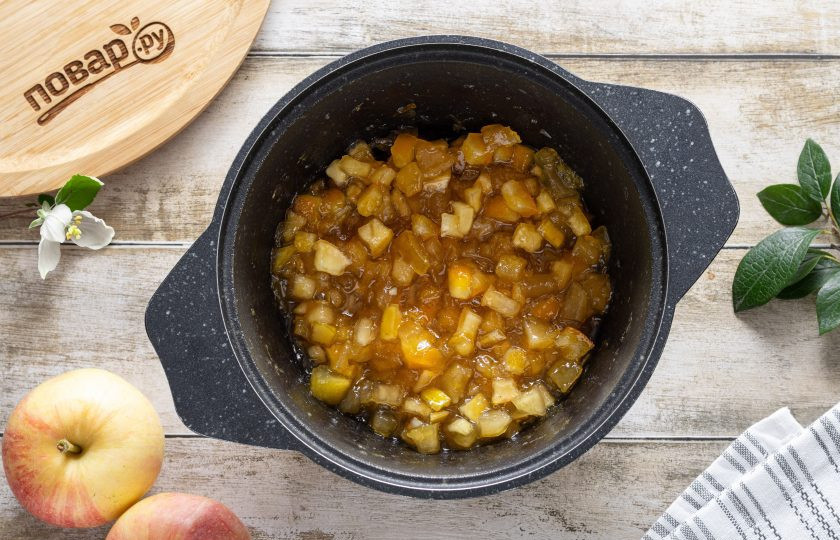 1. Этап. Варенье из яблок с апельсинами: Затем повторите предыдущий шаг еще 2-3 раза, пока не получите желаемую консистенцию варенья.