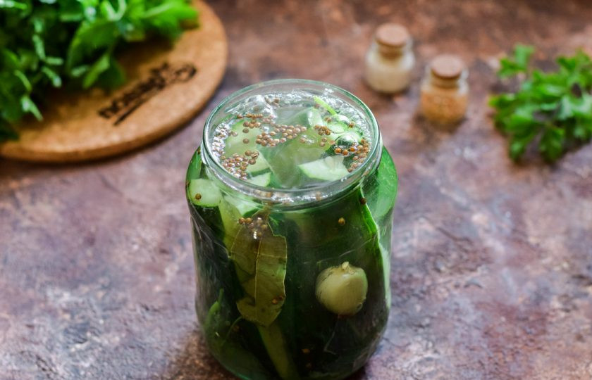 1. Этап. Ленивые огурцы на зиму: Залейте крутой кипяток, который проварили со специями, сразу же набросьте на горлышко банки крышку.