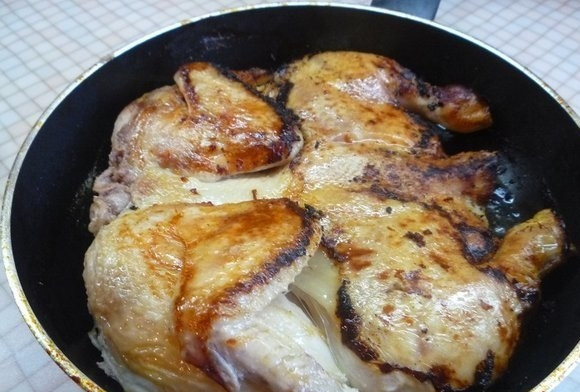 1. Этап. Курица по-грузински а ля Шкмерули: 4. Когда образуется аппетитная корочка, жарьте еще минут 20-30 под прессом, периодически переворачивая.