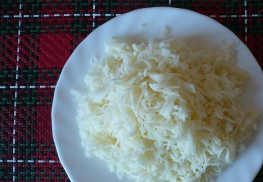 1. Этап. Салат-закуска Зимняя сказка: Сыр натереть на мелкой терке.