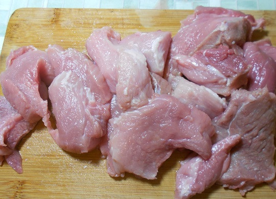 1. Этап. Свинина с помидорами и картофелем в мультиварке: 1. Сперва необходимо тщательно вымыть мясо и слегка просушить. Нарезать порционными кусочками.