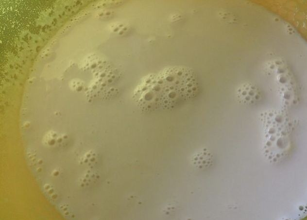 1. Этап. Хлебная Ромашка: Сначала сделайте опару. Для этого разведите теплое молоко с дрожжами, 1 ст. л. сахара и 1 ст. л. просеянной пшеничной муки. Все перемешайте до полного растворения, накройте миску полотенцем и оставьте в теплом месте на 15 минут для старта дрожжей.