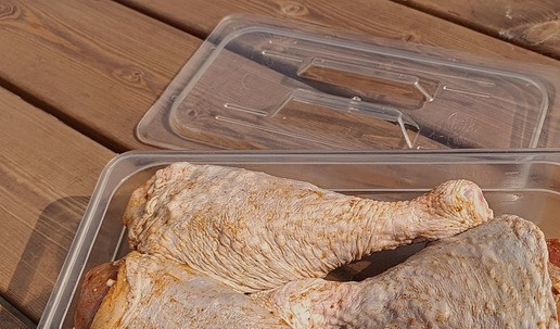 1. Этап. Голени индейки из тандыра: Опустить шкурки на голени. Сложить голени в контейнер и убрать в холодильник для маринования, периодически переворачивая их.