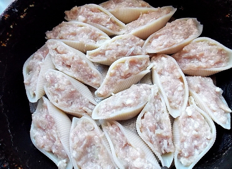 1. Этап. Запеченные конкильони: Нафаршируйте макароны и уложите в смазанную маслом форму.