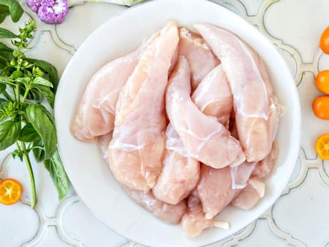 1. Этап. Мариновка шашлыка из курицы: 2. Вымойте мясо и нарежьте его крупными кусочками.