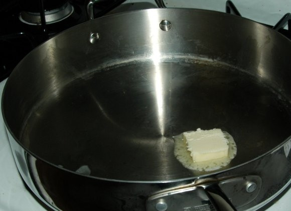 1. Этап. Куриные ножки с рисом: 6. Теперь можно заняться гарниром. На сковороду с высокими бортами отправьте сливочное масло и растопите его.