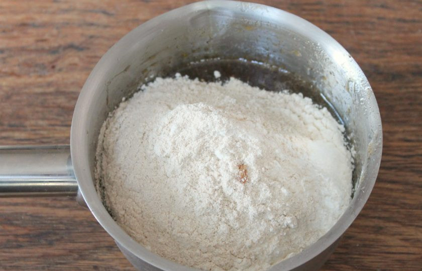 1. Этап. Пряники без сахара: Далее, порциями насыпаем муку и замешиваем тесто.