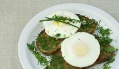 1. Этап. Яйца-пашот с тостами: Блюдо посыпать зеленью и сразу подавать.