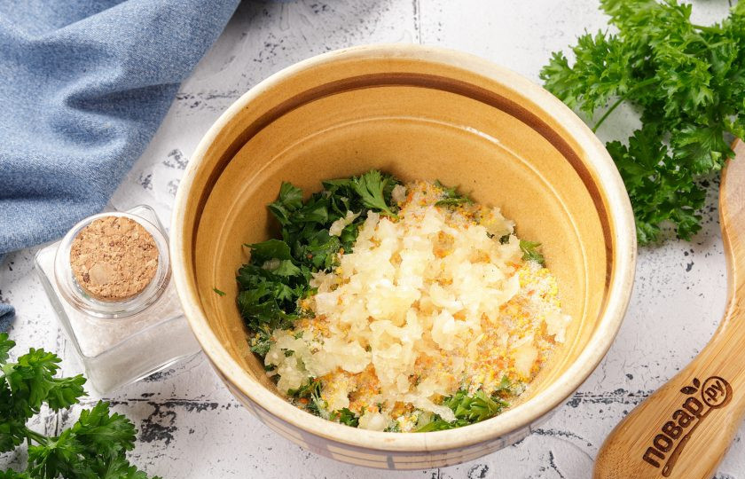 1. Этап. Помидоры по-провансальски: В глубокой миске соедините сухари, нарезанную петрушку и давленый чеснок. Перемешайте. Начинка готова.