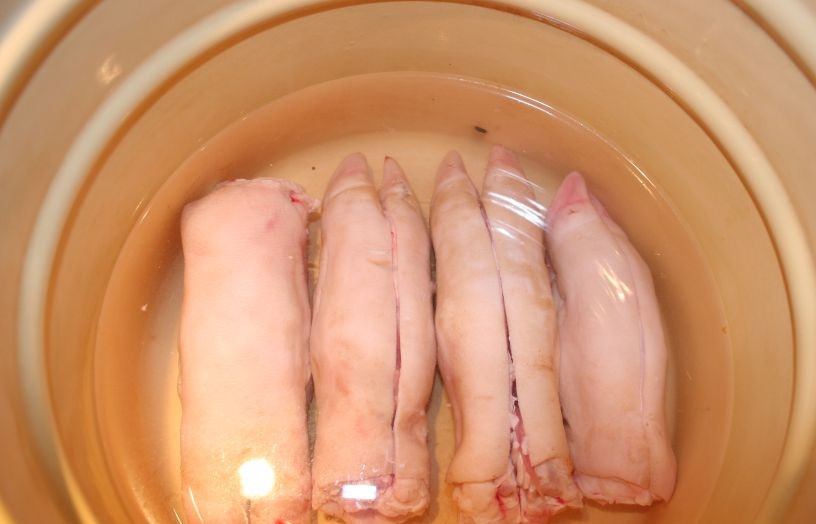 1. Этап. Холодец со свинины: 2. Выложите в кастрюлю и залейте холодной водой. Доведите до кипения и варите на очень медленном огне около 4 часов.