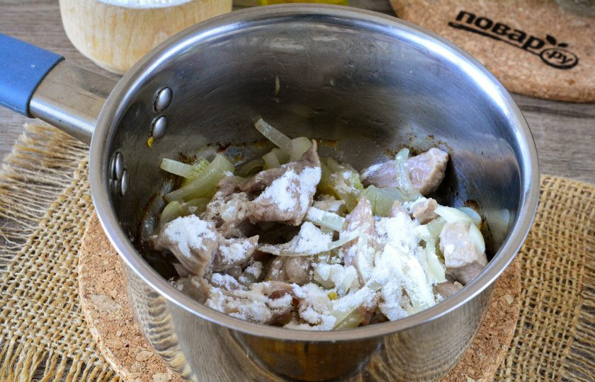 1. Этап. Гуляш по-мароккански: Всыпьте к мясу немного муки, перемешайте и обжарьте все вместе. Так гуляш будет более густым.