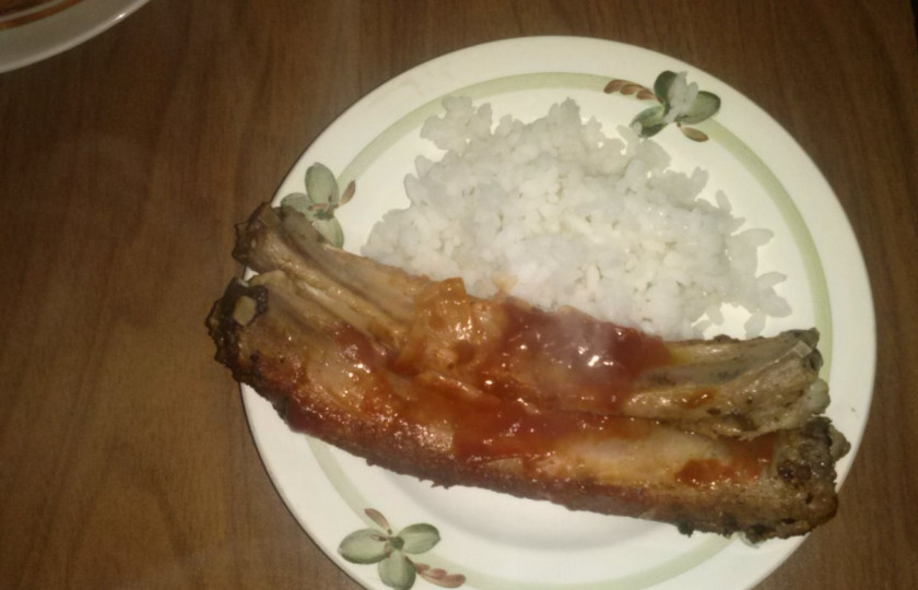 1. Этап. Сочные рёбрышки!: Обжаренные рёбра ставим в микроволновку на функцию ГРИЛЬ, на 15 минут.Через 10 минут, нажимаем на паузу и обмазываем ребра с верху томатной пастой или соусом. И снова ставим в микроволновку на оставшиеся 5 минут. Пока рёбра готовятся, варим рис.Ну вот и готово.Приятного аппетита.