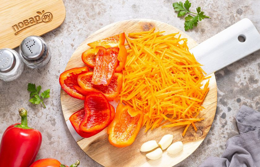 1. Этап. Помидоры в овощной заливке: Морковь очистите и натрите на терке. Я использую терку для моркови по-корейски. У болгарского перца удалите семена, нарежьте крупными ломтиками. Зубчики чеснока очистите от шелухи.