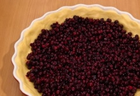 1. Этап. Вкусный пирог с брусникой: 6. Ягоды моем и откидываем на дуршлаг, после чего выкладываем их внутрь формы. Отправляем пирог в разогретый до 180 градусов духовой шкаф на 35-40 минут.