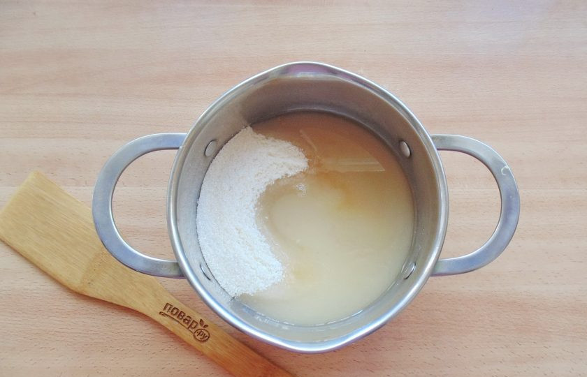 1. Этап. Варенье из зеленых слив на зиму: Налейте воду.