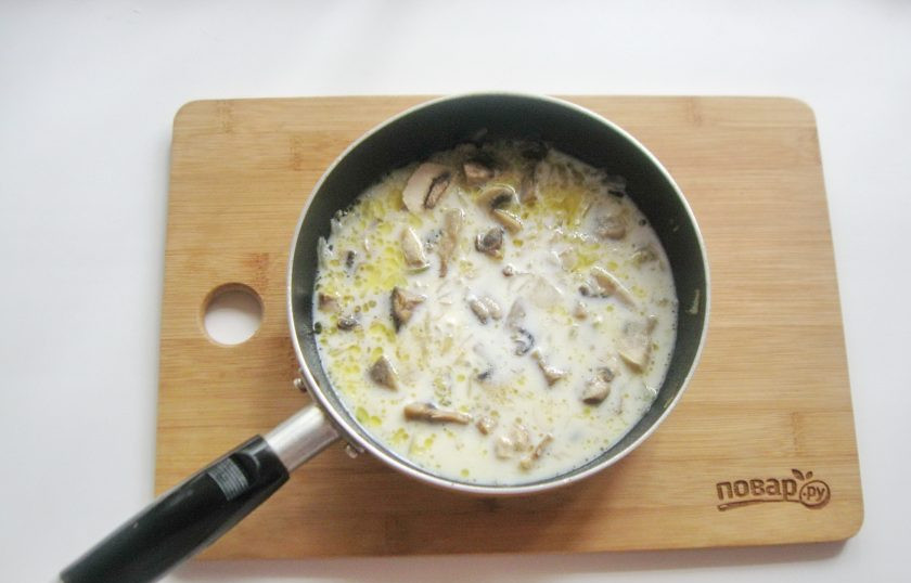 1. Этап. Удон в сливочном соусе: Холодные сливки перемешайте с мукой и влейте в сковороду с луком и грибами.