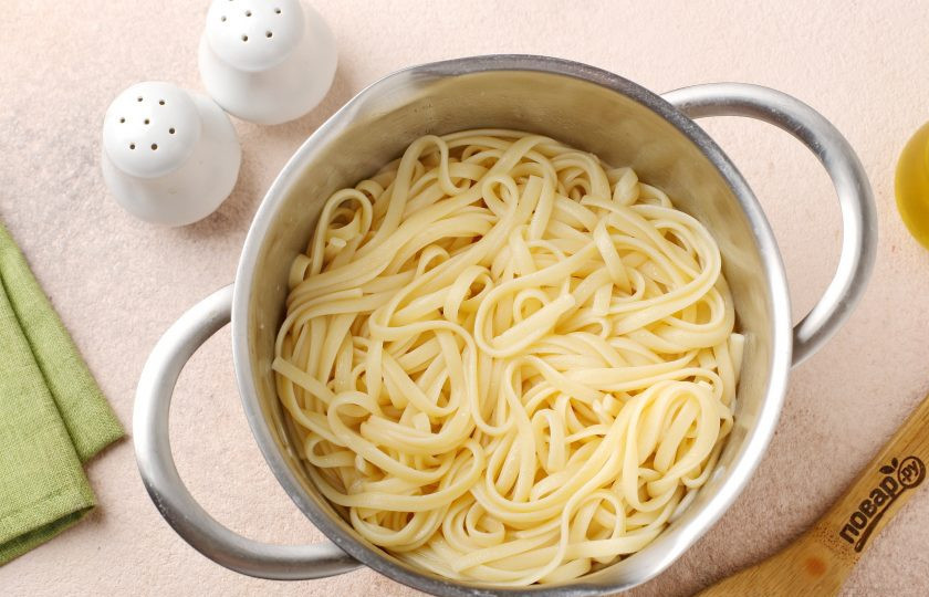 1. Этап. Паста с цукини и грибами: Пасту отварите в подсоленной воде, согласно инструкции на упаковке.