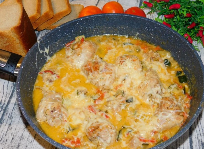 1. Этап. Куриная сковорода с кабачками: Подать блюдо на стол можно сразу в сковороде. Перед подачей посыпьте тертым сыром. Приятного аппетита!