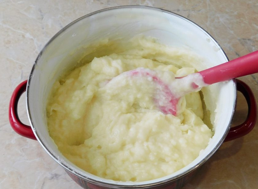 1. Этап. Торт для свекрови: Затем поставьте массу на водяную баню и при постоянном помешивании доведите до густоты. Затем крем остудите до комнатной температуры.