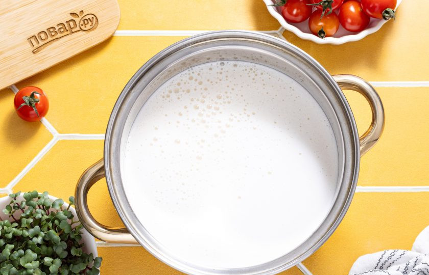 1. Этап. Крем-сыр из миндаля: Перелейте миндальное молоко в кастрюлю. Доведите почти до кипения на среднем огне.