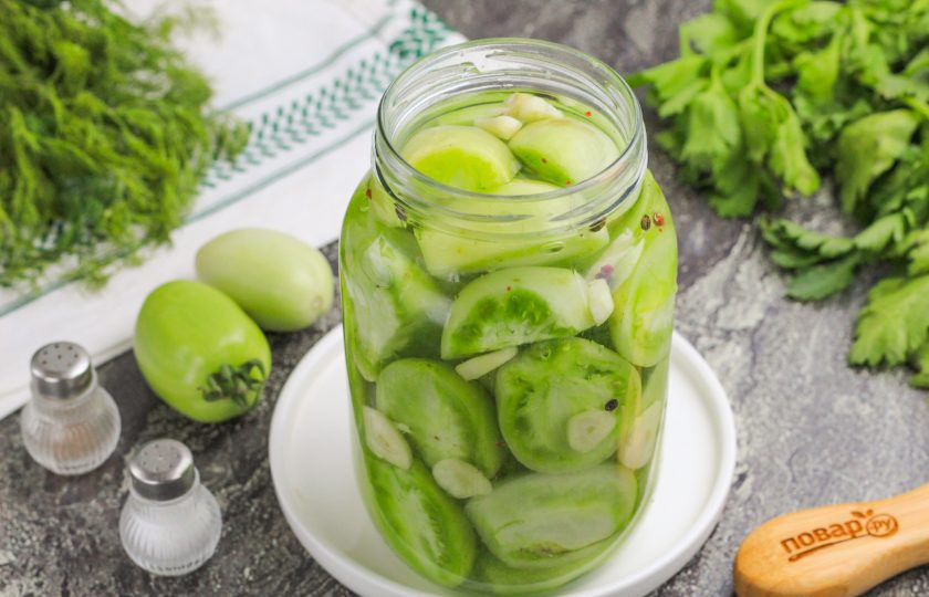 1. Этап. Как зеленые помидоры засолить на зиму в банках: Влейте рассол в банку до верха, чтобы он полностью покрыл помидорную нарезку.