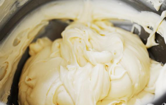 1. Этап. Ванильные кексики: 5. Для приготовления глазури смешать вместе все ингредиенты до однородной консистенции. Добавить больше сахарной пудры, если это необходимо.