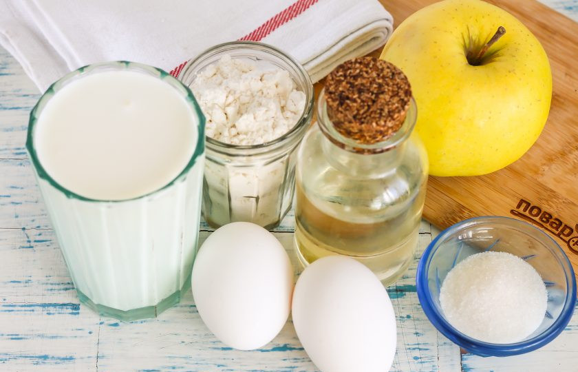 1. Этап. Блины на кефире с припеком: Подготовьте указанные ингредиенты. Яблоко можно использовать любого сорта.