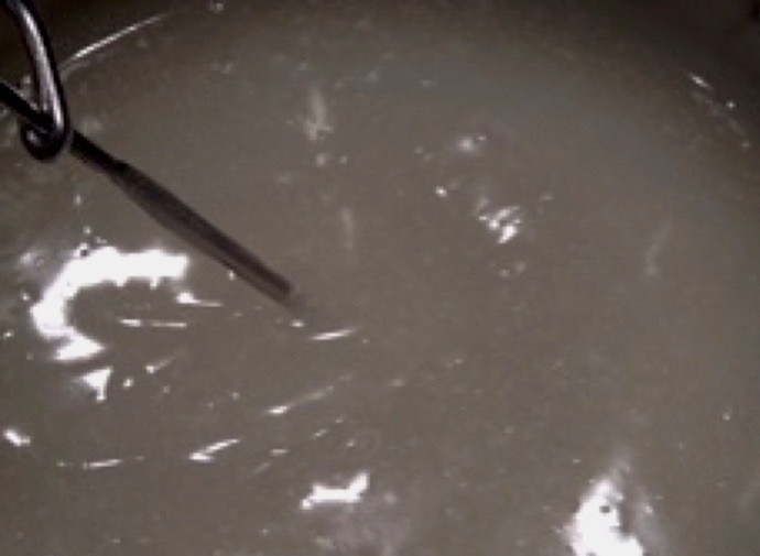 1. Этап. Капкейки с лимонным курдом и меренгой: 2. Влейте в сотейник 0,5 стакана + 3 столовые ложки воды, отправьте на огонь. Доведите до кипения, регулярно помешивая. Уменьшите огонь и варите смесь около 3-5 минут.