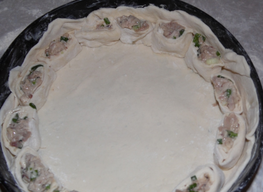 1. Этап. Быстрый киш с зеленым луком и курицей: Вы выложенный круг теста в форме выкладываем шайбочки по бортикам формы вокруг.