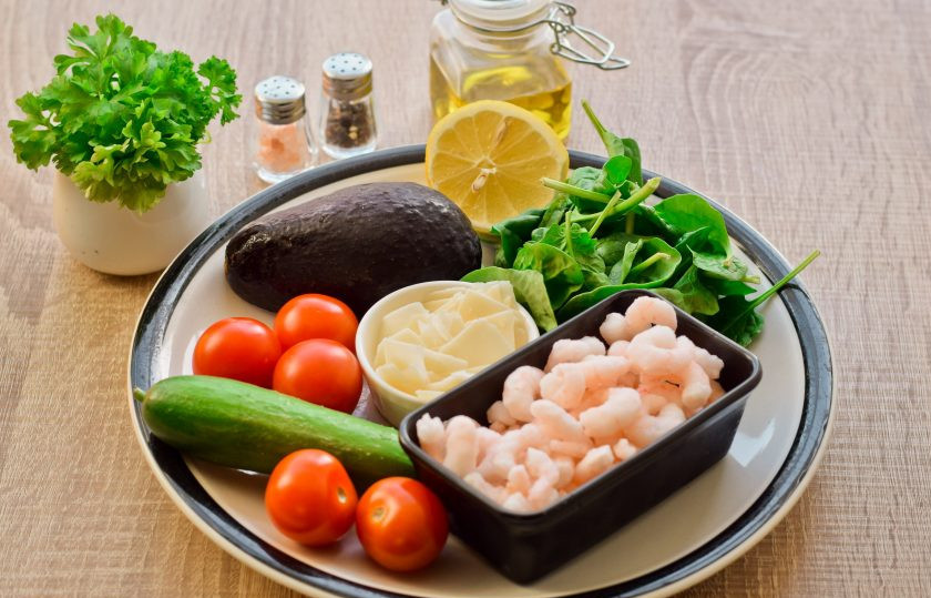 1. Этап. Салат из авокадо с креветками без майонеза: Подготовьте все ингредиенты.