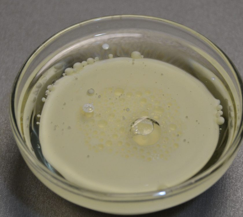 1. Этап. Мандариновый торт на Новый год: Смешайте теплое молоко и подсолнечное масло.