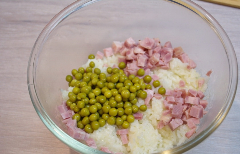 1. Этап. Рис по-кантонски: Добавьте нарезанную ветчину и консервированный горошек.