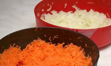 1. Этап. Постные вареники с капустой: Чистим лук и морковь. Морковь натираем на крупной или средней терке, лук нарезаем маленькими кубиками.