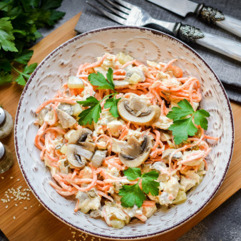 Салат с курицей и маринованными шампиньонами