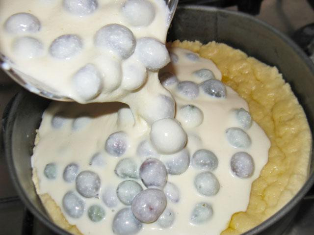 1. Этап. Пирог с крыжовником: На тесто выливаем начинку.