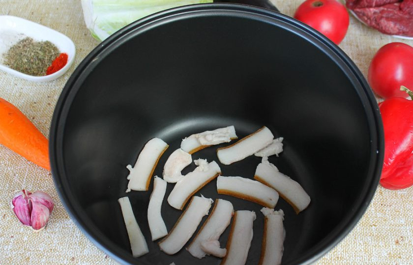 1. Этап. Домляма в мультиварке: Сало нарезаем кусками и кладем на дно мультиварки.