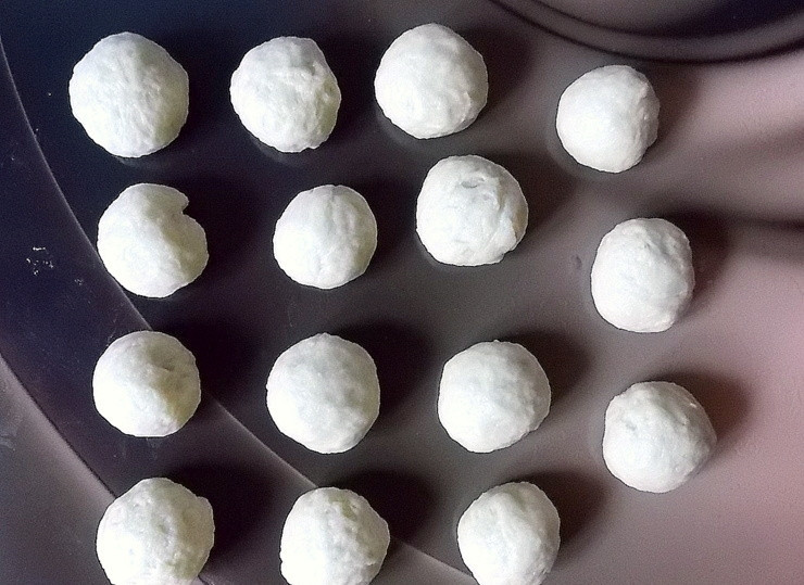 1. Этап. Хрустящие трубочки с малиной: Разделите тесто на 15 кусочков и сформируйте шарики.