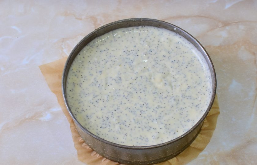 1. Этап. Лимонно-маковый торт: Готовое тесто перелейте в форму (диаметром 18-22 см.) для выпечки и поставьте в духовку, предварительно разогретую до 180 градусов, примерно на 40-60 минут. Ориентируйтесь по своей духовке.