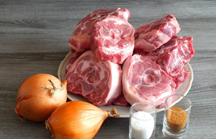 1. Этап. Шашлык из баранины с луком: Подготовьте необходимые ингредиенты.