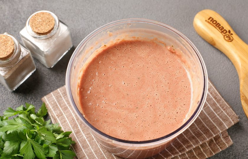 1. Этап. Закусочный печёночный торт с кабачками: Перемешайте всё вместе ещё раз.