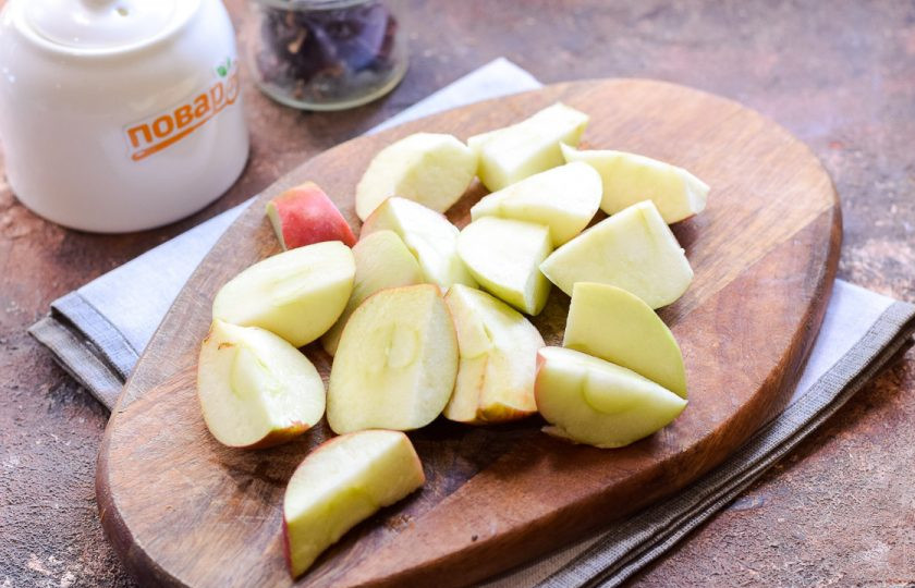 1. Этап. Компот из яблок и каркаде на зиму: Яблоки вымойте и просушите, после разрежьте пополам, удалите сердцевину. Нарежьте яблоки небольшими дольками.