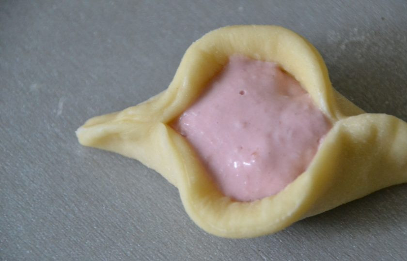 1. Этап. Воскресный пирог: Защипните края теста.