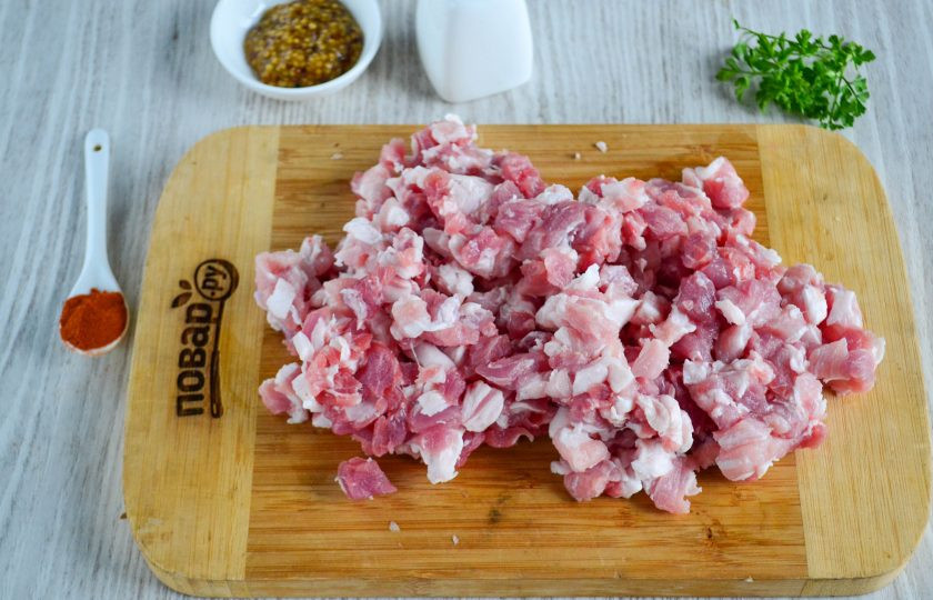 1. Этап. Домашняя колбаса с грибами: Мясо я предпочитаю мелко резать ножом, но можно и пропустить через мясорубку. Но все же рубленная колбаска сочнее и вкуснее!